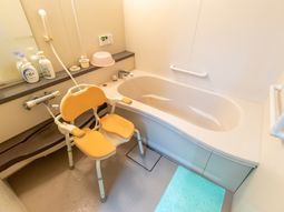 バリアフリー設計の浴室