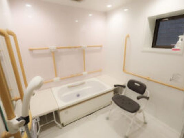 安全設計の浴室 浴室 安全を考慮した手すり付きの浴室です。椅子が配置され、入浴時のサポートが充実しています。
