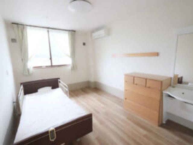 シンプルで清潔な居室 居室 ナチュラルな光が差し込む明るい部屋です。快適な空間で、リラックスして過ごせます。