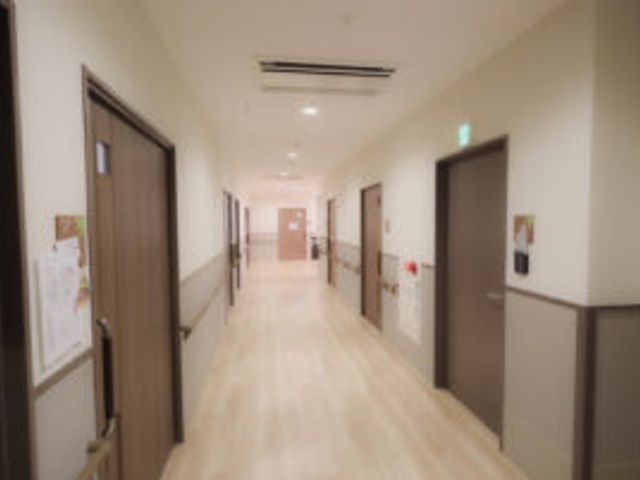 広々とした廊下 廊下 清潔で広々とした廊下です。明るく開放的な雰囲気があり、快適に歩行できる環境です。