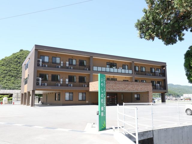 緑に囲まれた外観 外観 自然に包まれた建物は、穏やかな環境での勤務を提供します。豊かな自然と調和した場所です。