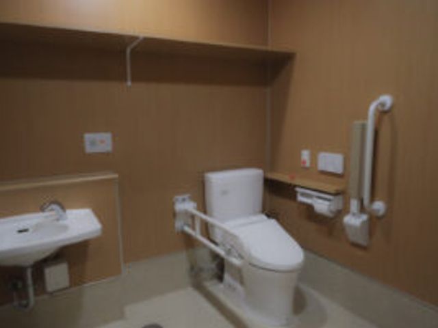 安全設備が整ったトイレ トイレ 手すりが設置された安全なトイレ空間です。介助しやすい配置になっています。