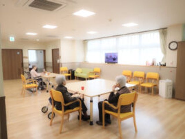 自然光が差し込むラウンジ ラウンジ 広々としたラウンジでは、明るい窓辺でくつろぎながら会話やテレビ鑑賞を楽しめます。
