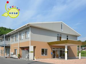明るい外観の建物  