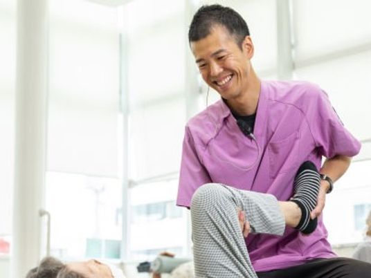 職員が利用者を支えるリビング  