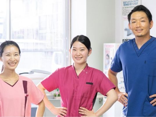 笑顔のスタッフ3人スタッフイメージ  