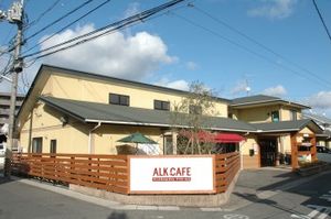 看板がある建物の外観