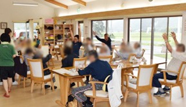 明るい共有スペース ラウンジ 自然光が差し込む広々とした空間で、入居者の皆さんが楽しそうに活動をしています。