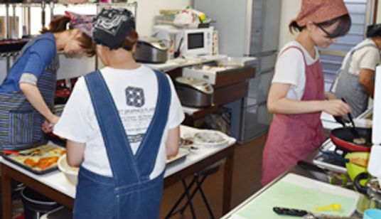 スタッフが料理中のキッチン