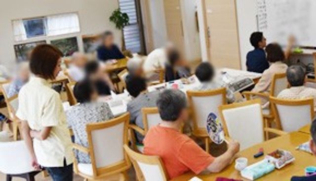 広々とした室内 多目的室 広々としたスペースで、参加者が思い思いに過ごしています。講座や交流の場としても最適です。