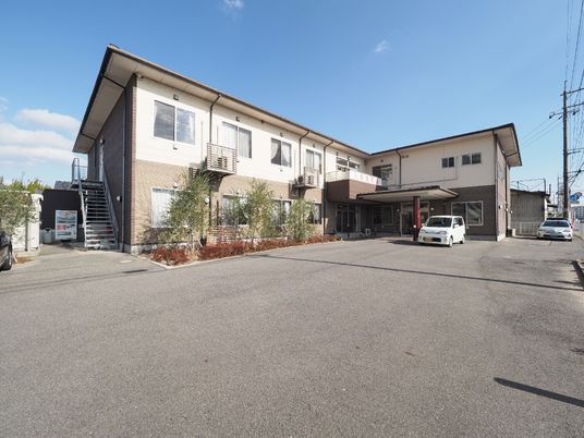 広々とした施設の外観
