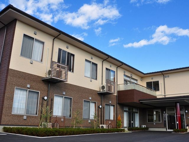 明るい外観の建物  