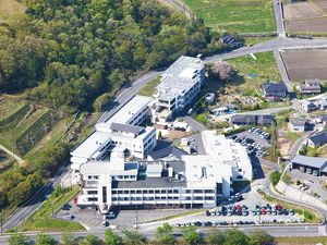 山あいの大型施設外観  