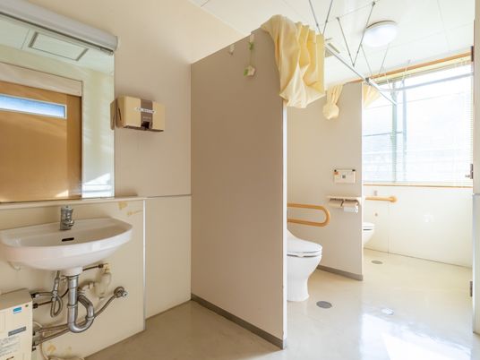 明るいトイレの内装