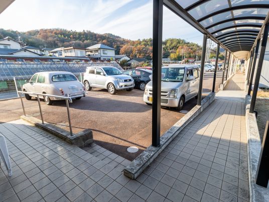 施設外観と駐車場