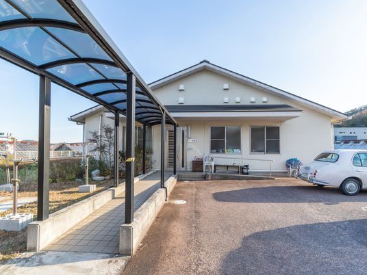 明るい建物のエントランス