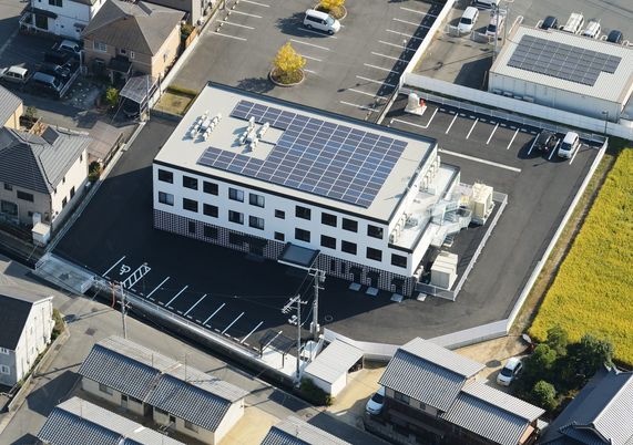 広々とした建物上部
