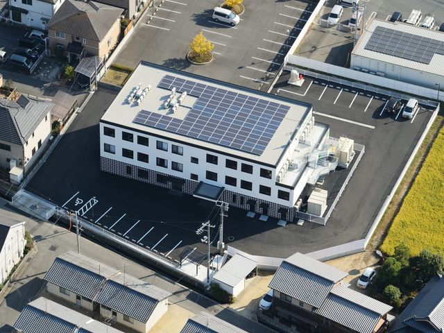 広々とした建物上部 外観 太陽光パネルを設置した広々とした建物です。周囲に駐車スペースもあり、アクセスが便利です。