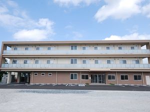 三階建ての建物外観  
