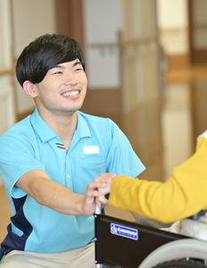 笑顔で接するスタッフ