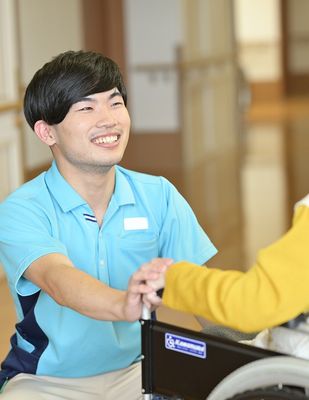 笑顔で接するスタッフ