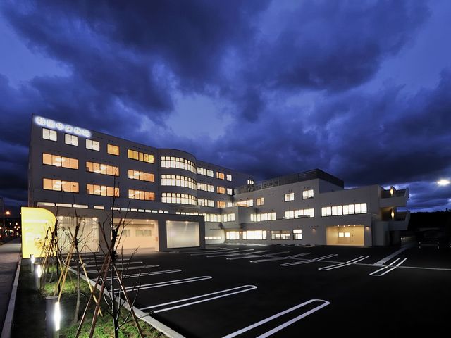 明るい建物の外観 外観 広々とした駐車場が完備されており、夜間も安心して出入りできます。