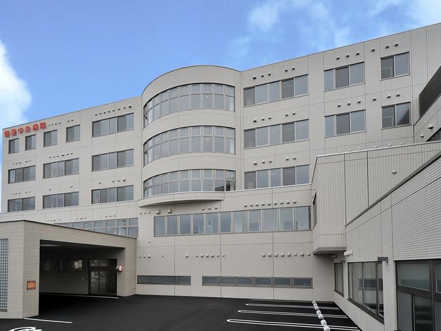 白い建物の外観 外観 落ち着いたデザインの建物は、広々とした駐車スペースを完備しています。