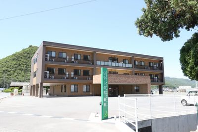 広い駐車場と建物外観