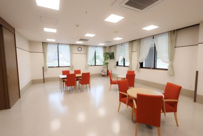 自然光差し込むダイニングルーム