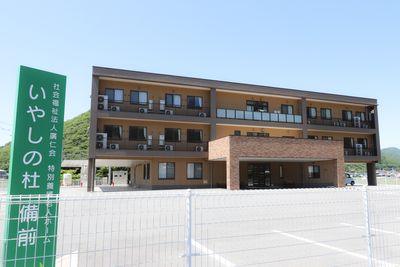広い駐車場の建物