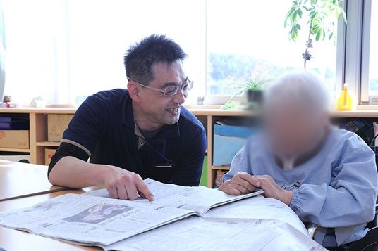 新聞を読む様子の内観