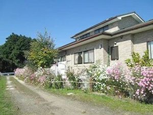花壇のある建物外観  