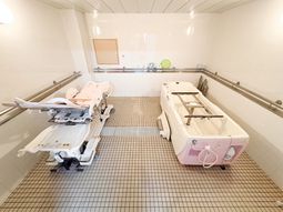 広々とした浴槽の部屋