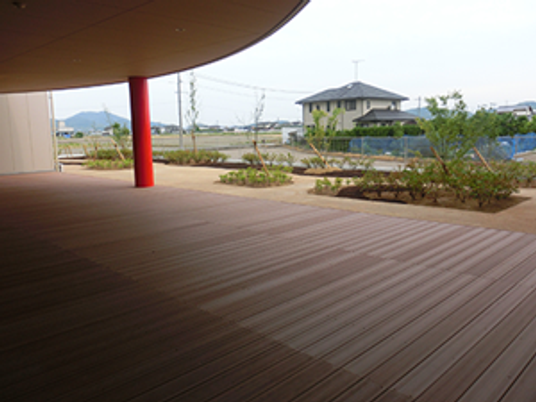 広いテラスと庭先  