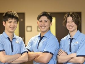 笑顔のスタッフ3人スタッフイメージ  