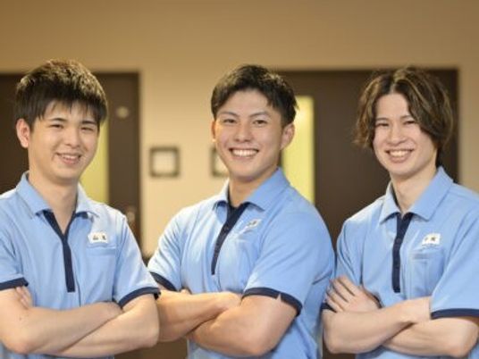 笑顔のスタッフ3人スタッフイメージ  
