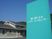 広い看板と建物外観