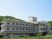 緑に囲まれた建物外観  