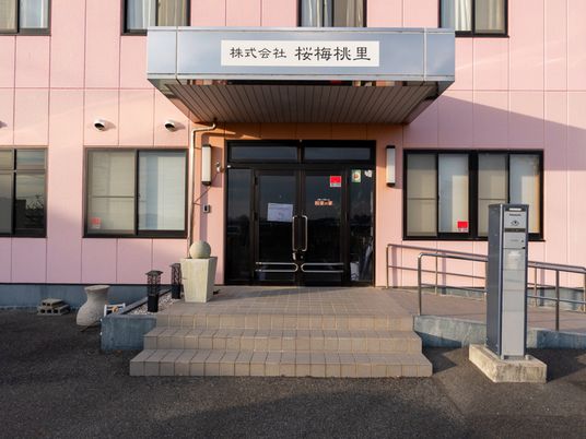 温かみのあるエントランス外観