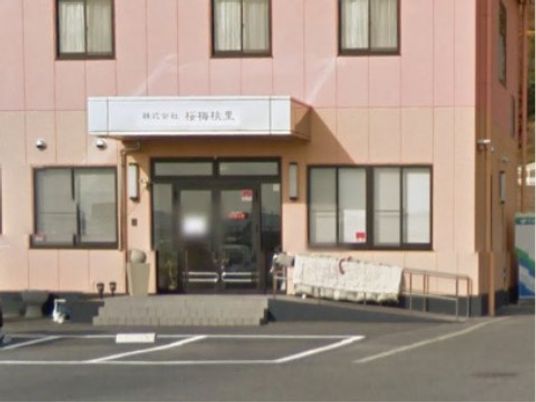 清潔感のある建物のエントランス