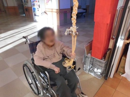 車椅子の利用者がいる廊下