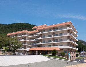 山と調和した建物外観