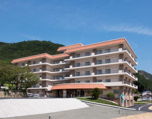 山と調和した建物外観