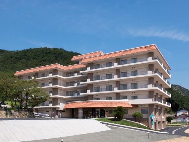 山と調和した建物外観 外観 自然に囲まれた立地で、周囲の景観と調和した開放的な雰囲気です。建物外観から安心感が漂います。