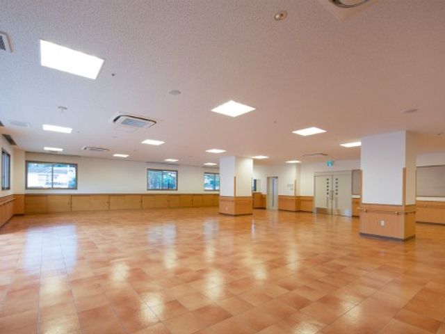 広々とした多目的室 多目的室 広々としたスペースで、イベントや多様な活動が可能です。自然光が差し込む明るい環境です。