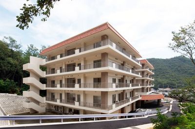 緑に囲まれた建物の外観