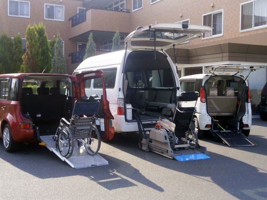 送迎車と車椅子
