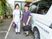 送迎車前の職員2人と外観  