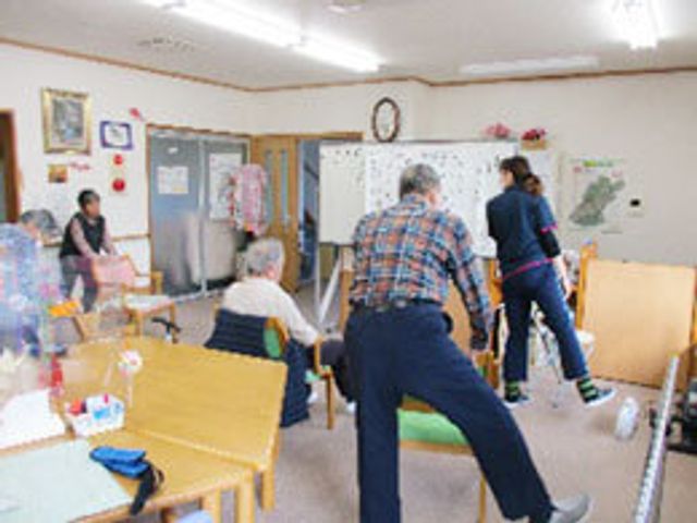 体操を楽しむ部屋 多目的室 明るい多目的スペースで、利用者の皆さんが体操を楽しんでいる様子です。運動しやすい環境が整っています。