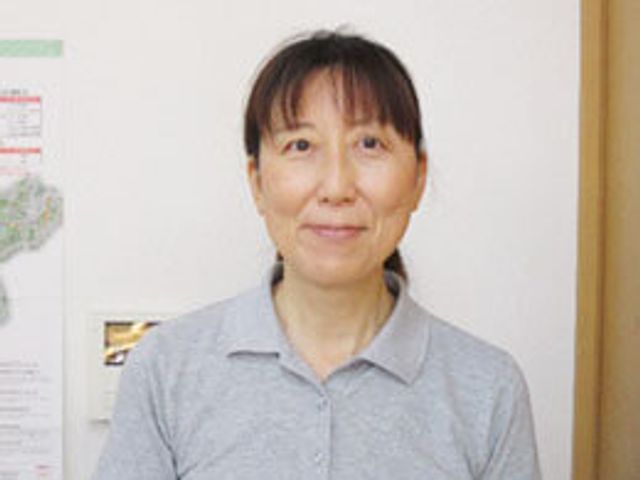 スタッフイメージ スタッフイメージ 笑顔のスタッフが安心感を提供し、温かい雰囲気を感じられる場面です。就業環境の一端を垣間見ることができます。